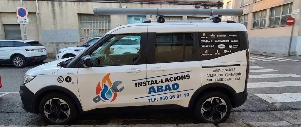 Furgoneta rotulada de Instal·lacions Abad